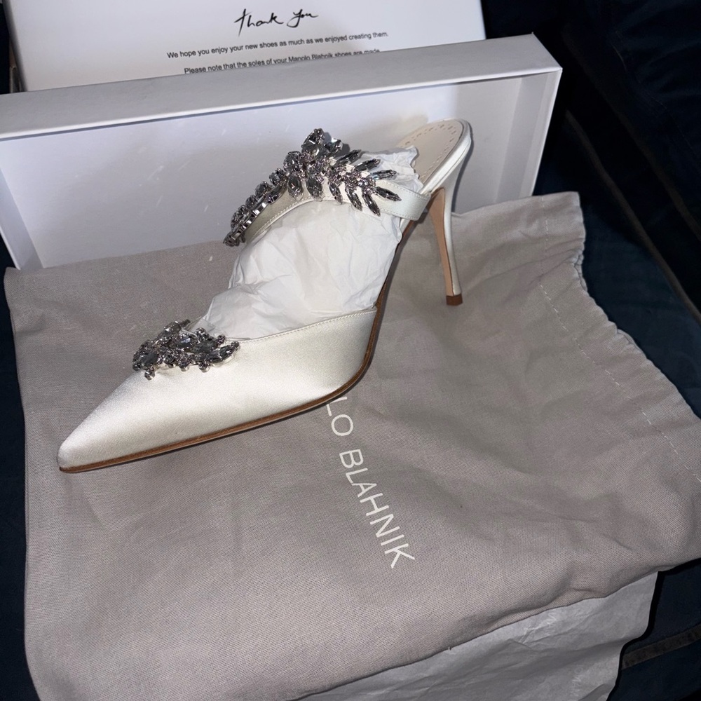Manolo Blahnik Lurum 90 Heel in Light Cream White Satin Pump Crystal size 42